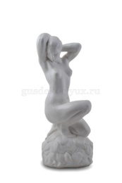 Фигурка садовая гипсовая Девушка на камне белая h-58см ГусьДекорЛюкс 15С11