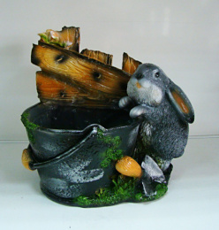 Зоокашпо декоративное гипсовое Заяц с ведром 26х24см ГусьДекорЛюкс 5КП58